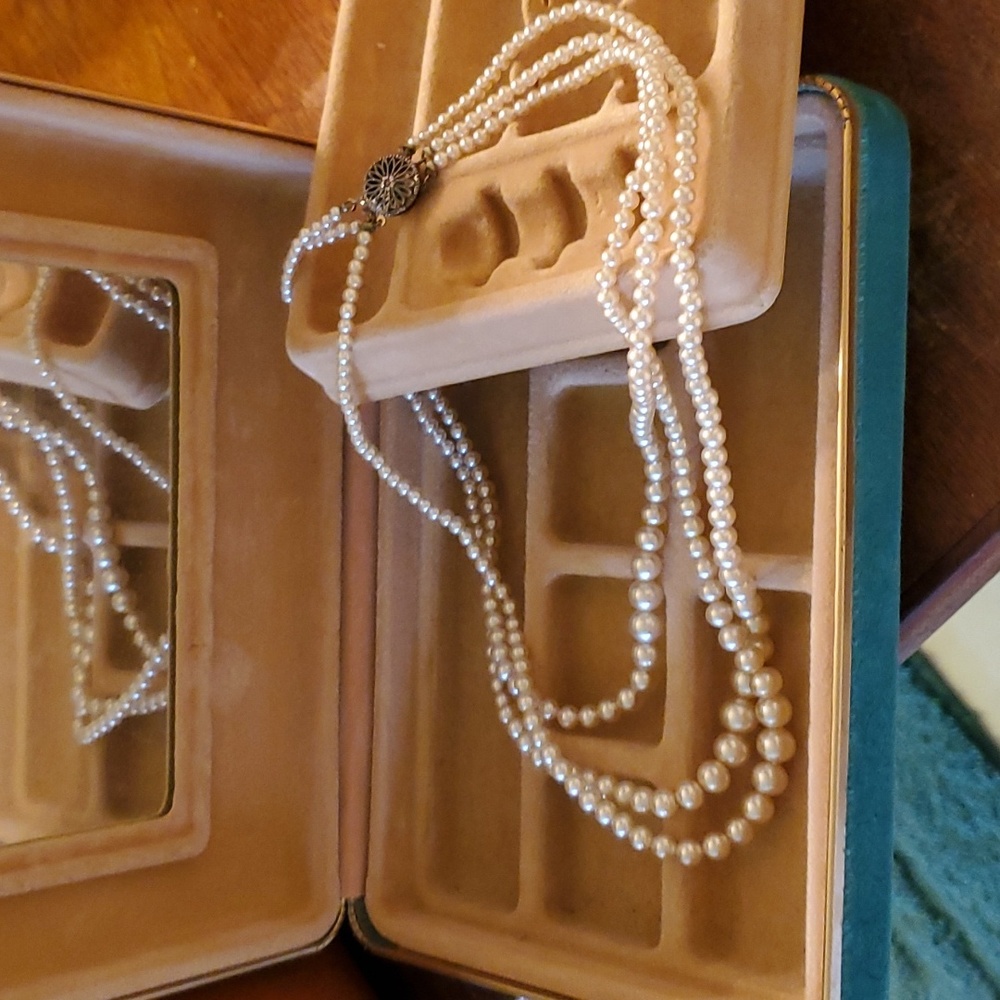 Sterling Silver Vintage Triple Strand Pearl Necklace - Picture 5 of 6